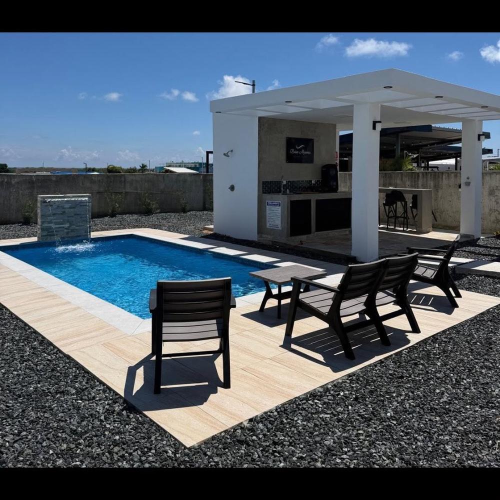 Piscina y área de BBQ