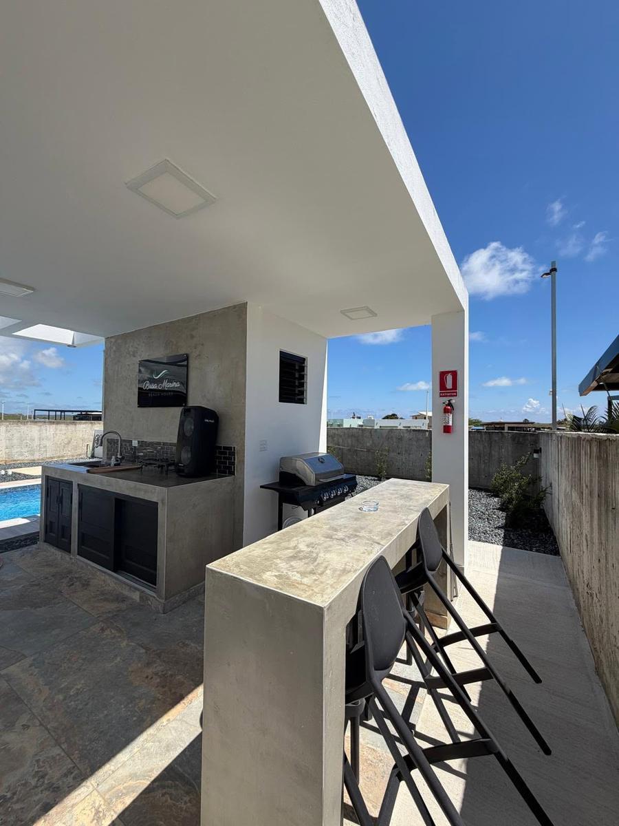 Cocina exterior junto a la piscina
